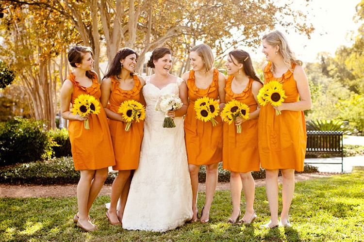 Подружки невесты на свадьбе в оранжевом цвете